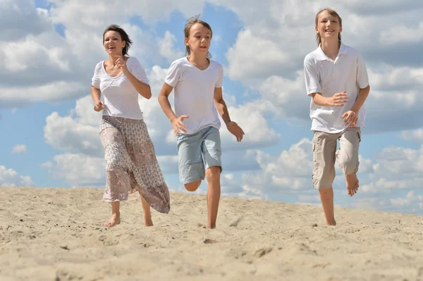 Familia feliz en la playa — Foto de Stock