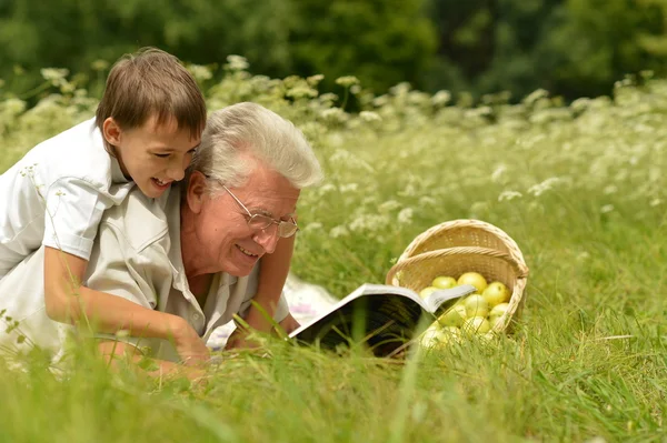 Nonno e figlio nella foresta — Foto Stock