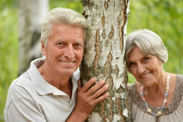 Couple d'âge mûr en forêt — Photo