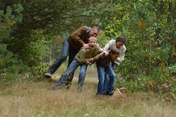 Familia feliz en bosque de otoño —  Fotos de Stock