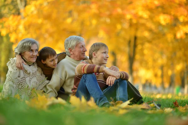 Friendly family in park — Stock Photo, Image