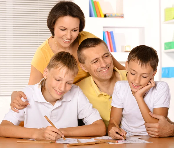 Felice disegno di famiglia con matite — Foto Stock