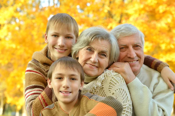 Vriendelijke familie in park — Stockfoto