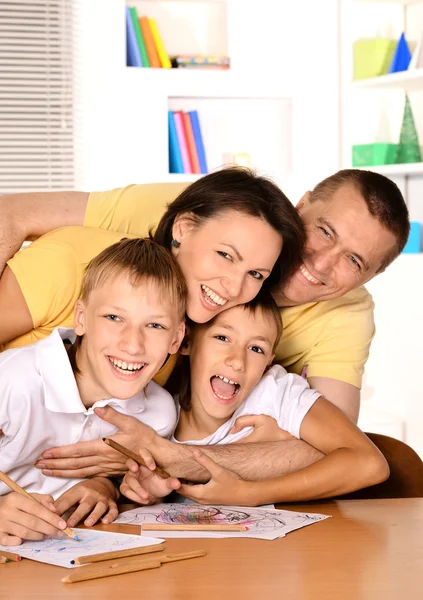 Glückliche Familie zeichnen mit Bleistiften — Stockfoto