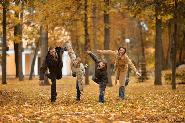 Drôle heureux famille — Photo