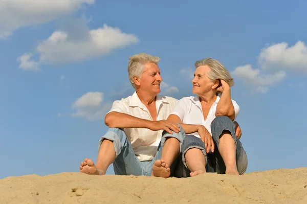 Feliz pareja madura descalza — Foto de Stock