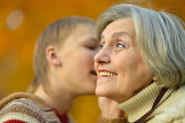 Mormor med pojke — Stockfoto