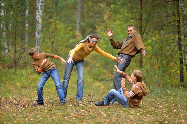 Famille jouant cache-cache — Photo