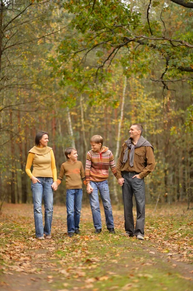 Família feliz na floresta — Fotografia de Stock