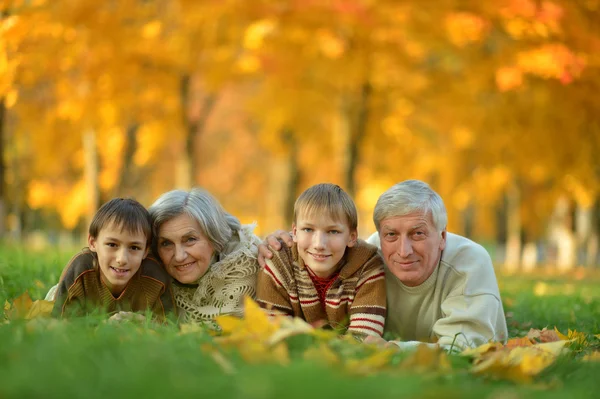 Vriendelijke familie in park — Stockfoto