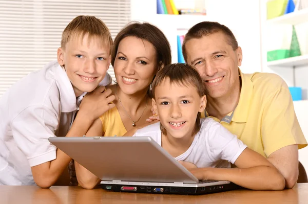 Famiglia felice con computer portatile — Foto Stock