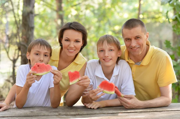 Aile karpuz yiyor. — Stok fotoğraf