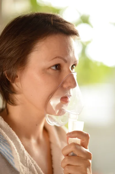 Femme avec inhalateur — Photo