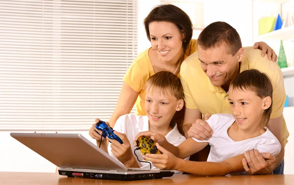 Família jogar jogos de vídeo — Fotografia de Stock