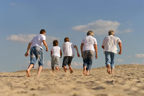 Famiglia felice sulla spiaggia — Foto Stock