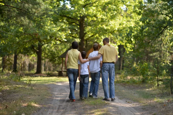 Familj i skogen — Stockfoto