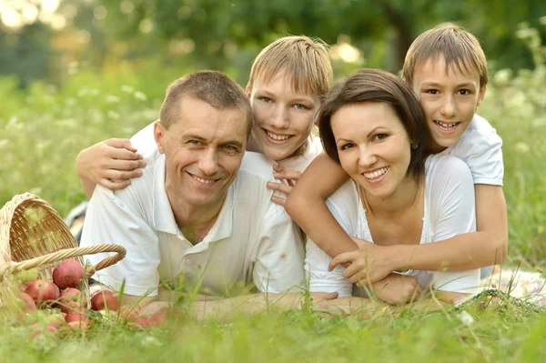 Família feliz em piquenique — Fotografia de Stock