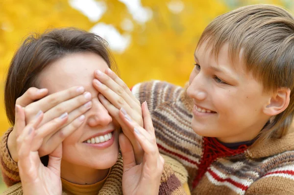 Mãe e filho no parque — Fotografia de Stock