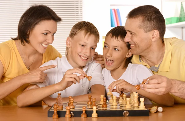 Familia jugando ajedrez —  Fotos de Stock