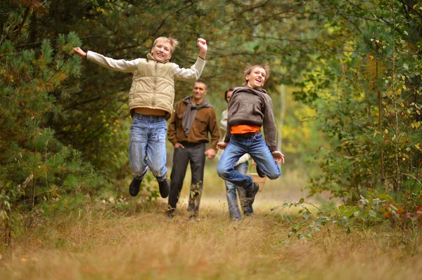 Lycklig familj i höst skog — Stockfoto