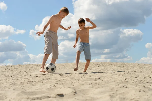 Hermanos jugando fútbol — Foto de Stock