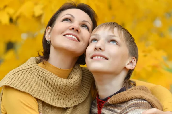 Madre e figlio nel parco — Foto Stock