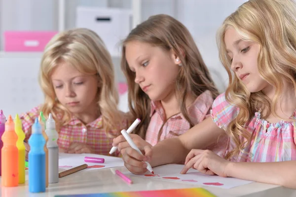 Niñas Lindas Dibujo Con Lápices — Foto de Stock