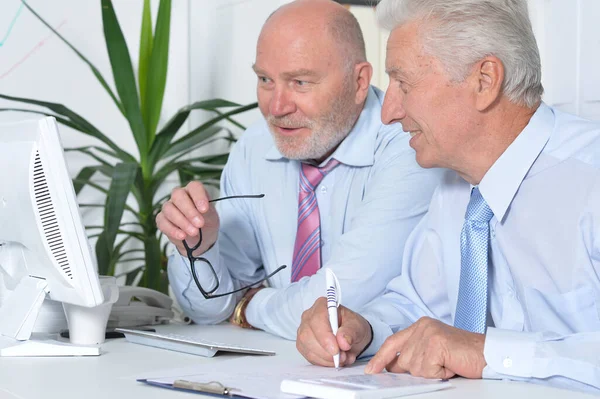 Ältere Geschäftsleute Sitzen Schreibtisch Und Arbeiten Mit Dem Computer — Stockfoto