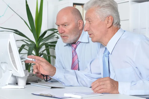 Senior Affärsmän Sitter Vid Skrivbordet Och Arbetar Med Dator — Stockfoto