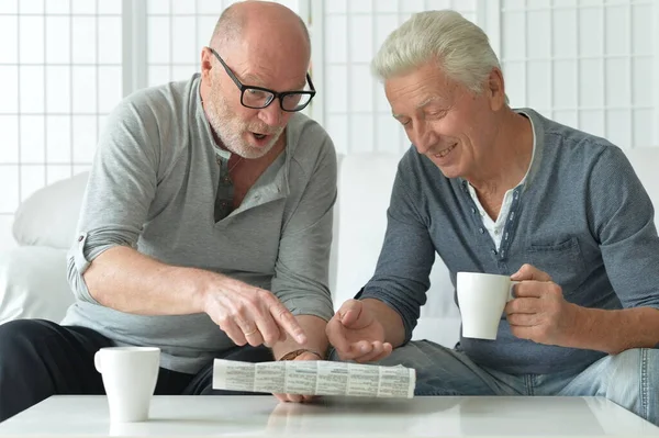 Twee Oudere Mannen Zitten Aan Tafel Bespreken Nieuws — Stockfoto