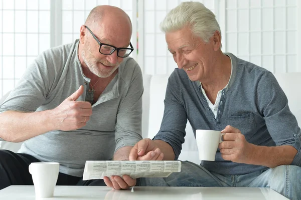 Twee Laatstejaars Met Krant Bespreken Nieuws — Stockfoto