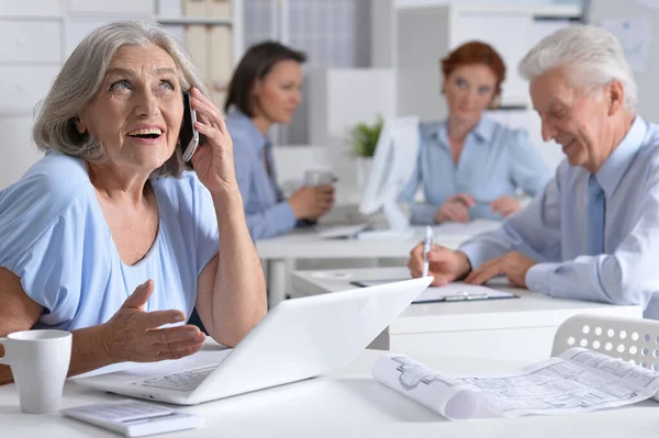 Mujer Negocios Senior Con Teléfono Inteligente Que Trabaja Oficina Luz — Foto de Stock