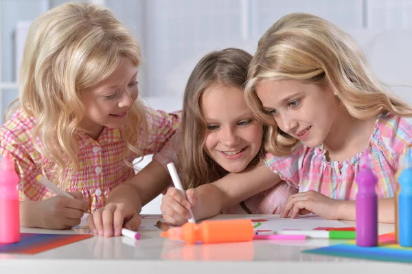 Милые Маленькие Девочки Рисуют Карандашами — стоковое фото