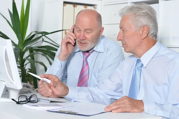 Högre Affärsmän Sitter Vid Skrivbordet Och Arbetar — Stockfoto