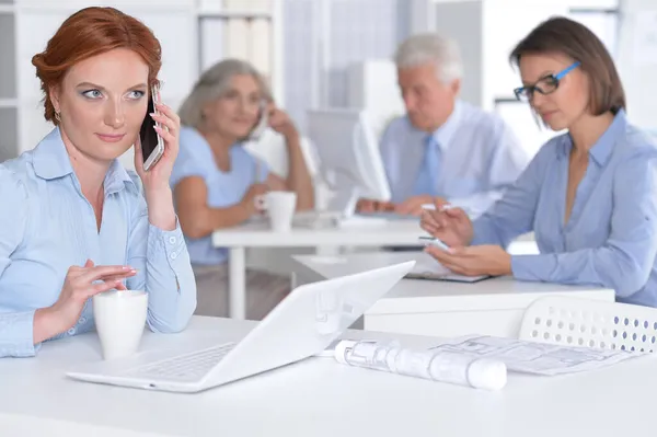 Hermosa Mujer Negocios Con Teléfono Inteligente Que Trabaja Oficina Moderna — Foto de Stock