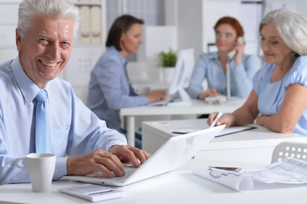 Lächelnder Geschäftsmann Der Modernem Büro Arbeitet — Stockfoto