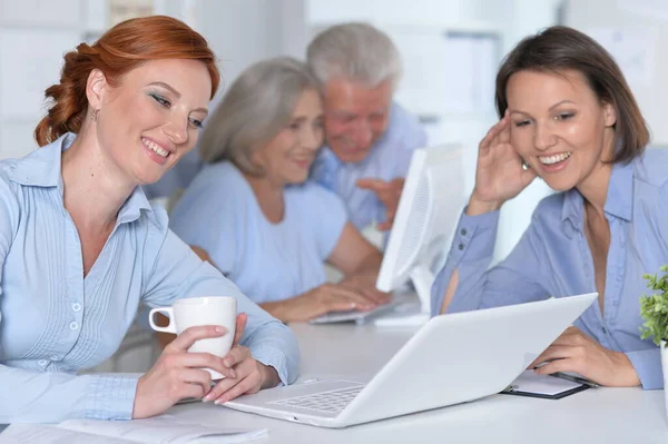 Mujeres Negocios Felices Hombre Negocios Que Trabajan Oficina — Foto de Stock