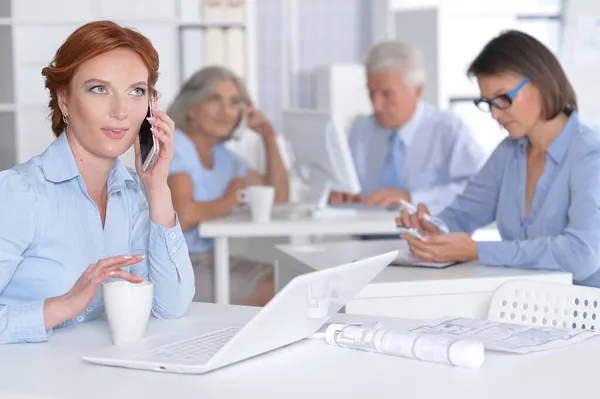 Modern Ofiste Çalışan Akıllı Telefonlu Güzel Bir Kadını — Stok fotoğraf