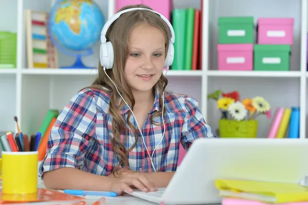 Piękna Młoda Dziewczyna Słuchawkach Laptopem — Zdjęcie stockowe