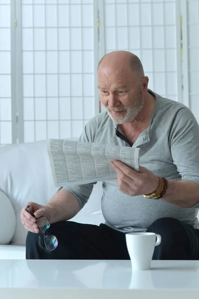 Verrast Senior Man Leest Krant Thuis — Stockfoto