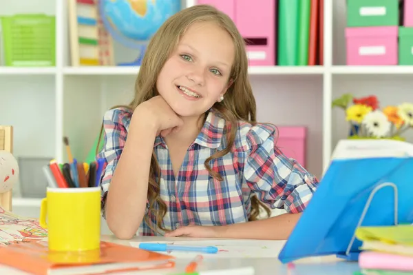 Linda Niña Estudiando Casa — Foto de Stock