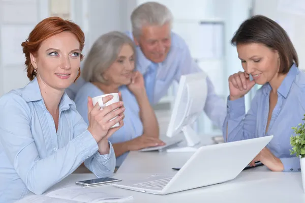 Empresarios Que Trabajan Juntos Oficina —  Fotos de Stock