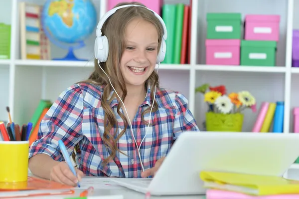Piękna Młoda Dziewczyna Słuchawkach Laptopem — Zdjęcie stockowe