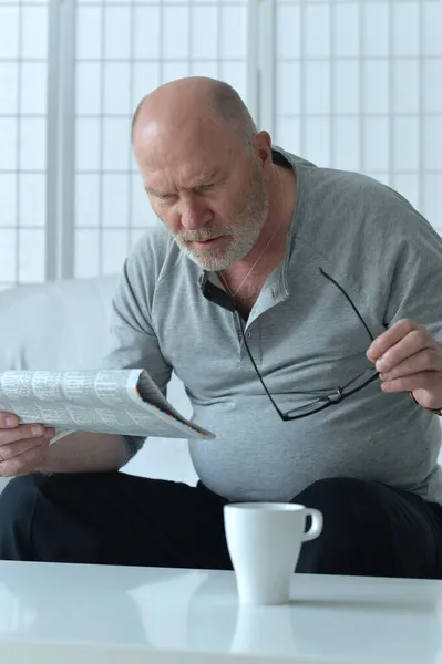 Senior Die Thuis Kranten Leest — Stockfoto