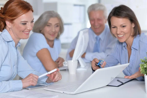 Mujeres Negocios Felices Hombre Negocios Que Trabajan Oficina —  Fotos de Stock