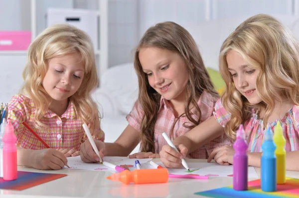 Masada Kalemlerle Resim Yapan Güzel Kızlar — Stok fotoğraf