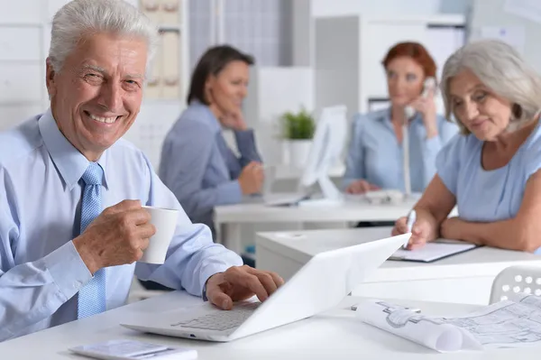 Geschäftsmann Mit Tasse Tee Arbeitet Modernem Hellen Büro — Stockfoto