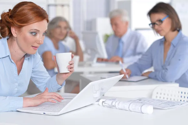 Mujer Negocios Con Taza Trabajando Oficina Luz Moderna Con Sus — Foto de Stock