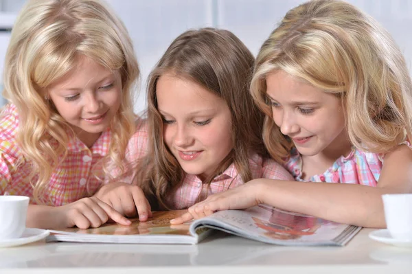 Meninas Estão Sentadas Lendo Livro — Fotografia de Stock