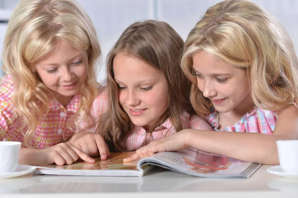 Ragazze Sono Sedute Leggere Libro — Foto Stock